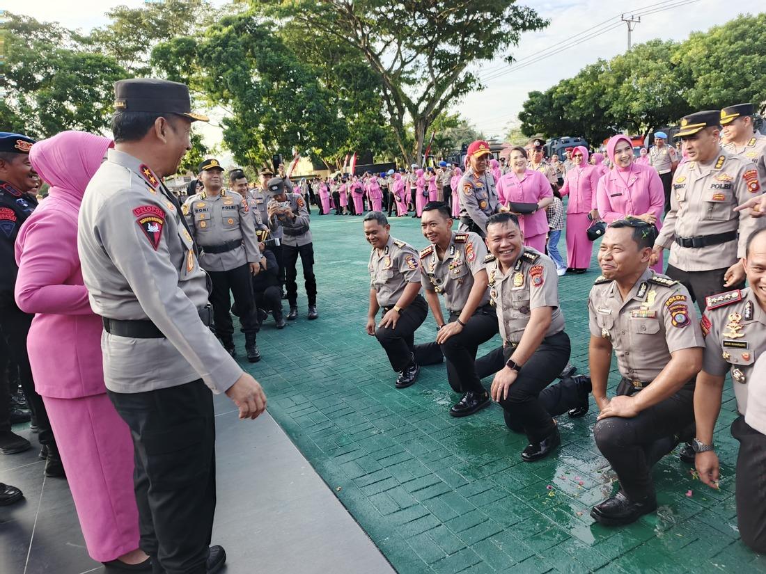 Potret-personel-Polda-Gorontalo-usai-disiram-air-kembang.jpg