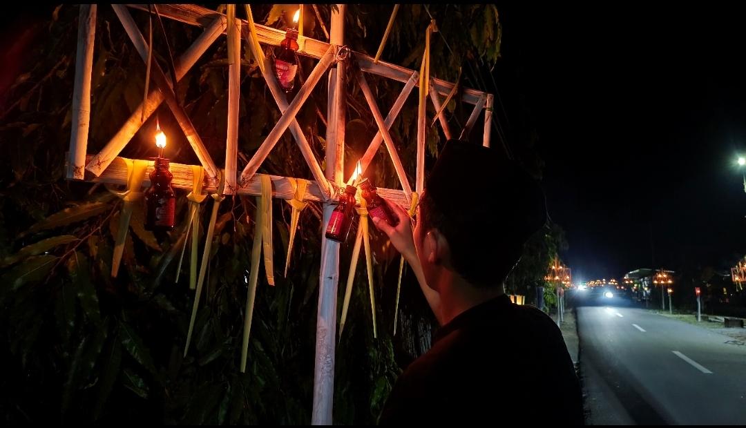 Potret-warga-memasang-lampu-di-Desa-Tunggulo.jpg