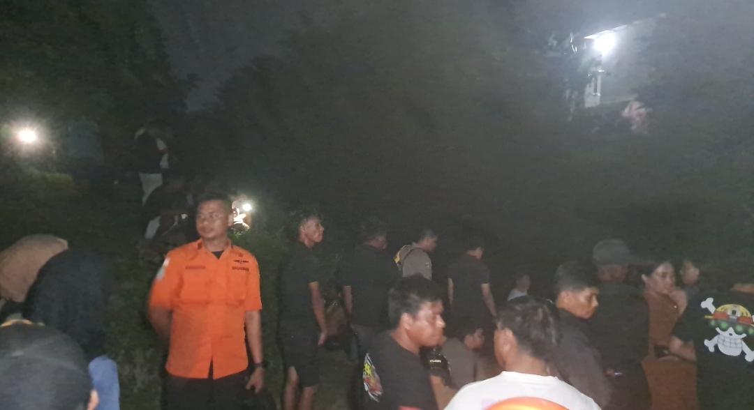 Potret-warga-mencari-keberadaan-dua-bocah-yang-diduga-hanyut.jpg