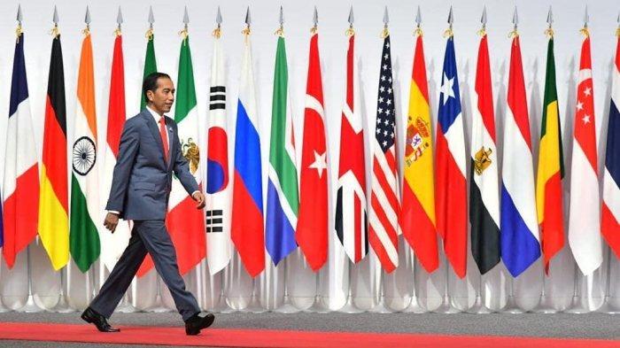 Presiden-Joko-Widodo-Jokowi-saat-berjalan-melewati-deretan-bendera-negara-G20.jpg