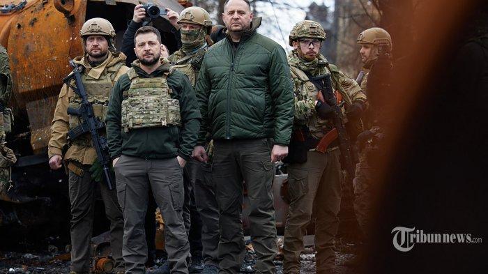 Presiden-Ukraina-Volodymyr-Zelensky-di-Kota-Bucha-pada-April-2022.jpg