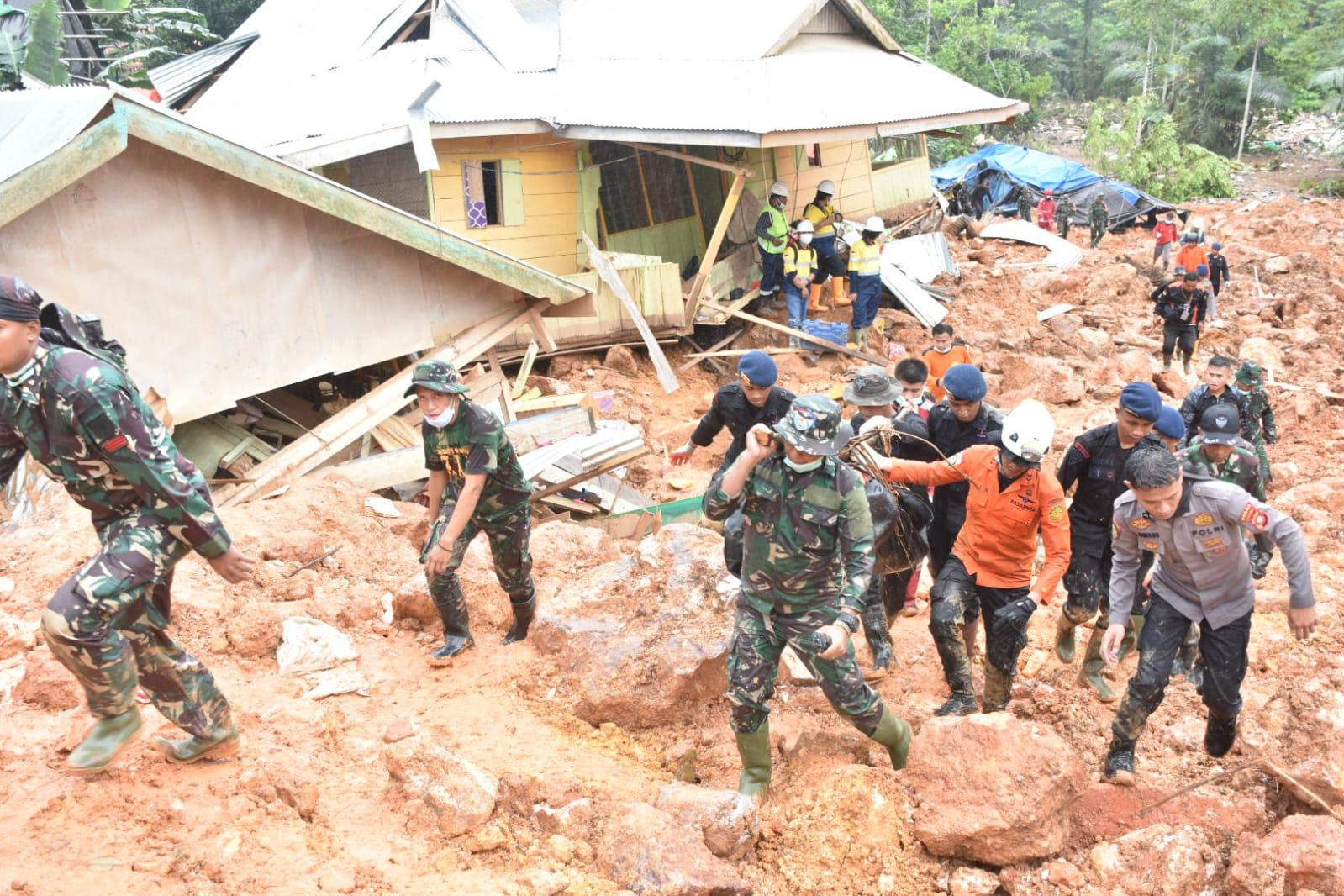 Proses-evakuasi-korban-longsor-tambang-di-Kecamatan-Suwawa-Timur-fff.jpg