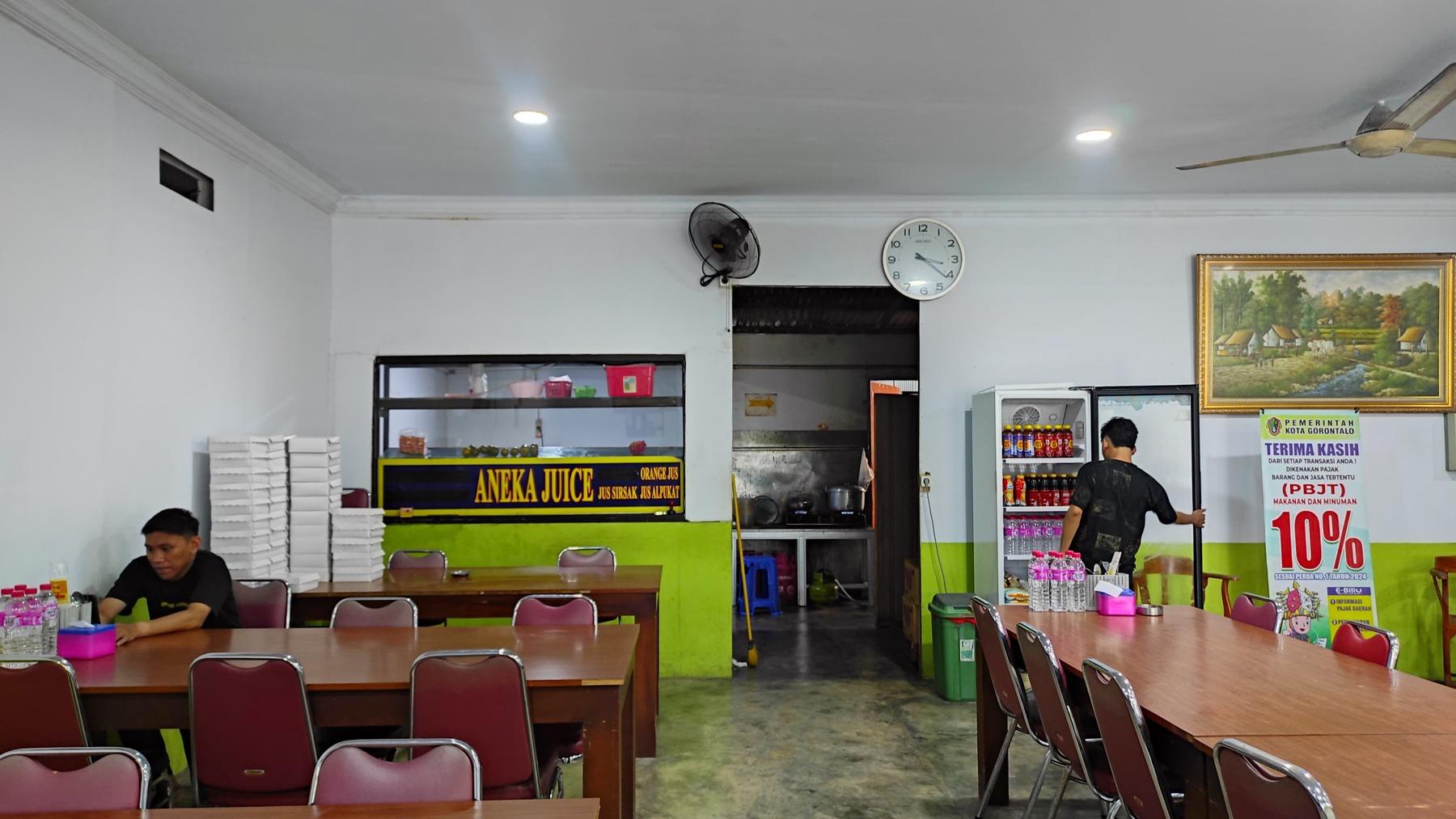 RM-Sari-Bunda-Masakan-Padang-di-Jalan-Jenderal-Sudirman.jpg