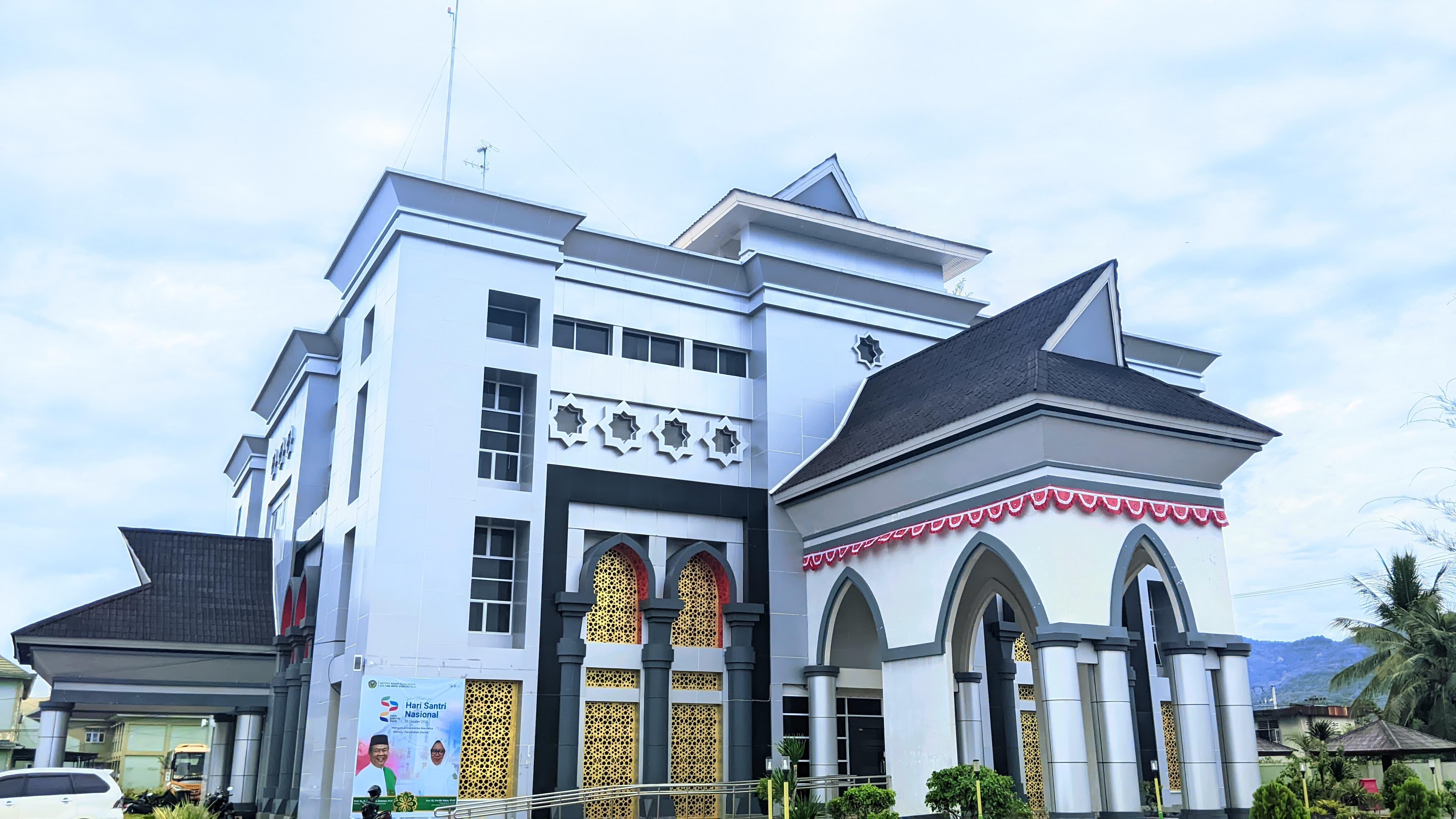 RUKYATUL-HILAL-Gedung-Rektorat-IAIN-Sultan-Amai-Gorontalo-diambil-Desember-2025.jpg