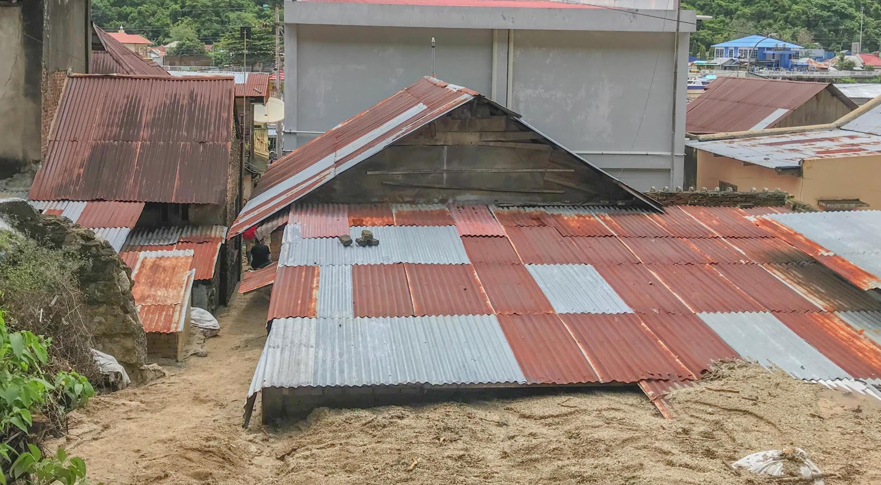RUMAH-TERTIMBUN-LONGSOR-Rumah-di-Kelurahan-Tenda-Gorontalo-tertimbun-longsor-pasir-nyaris-menutup.jpg