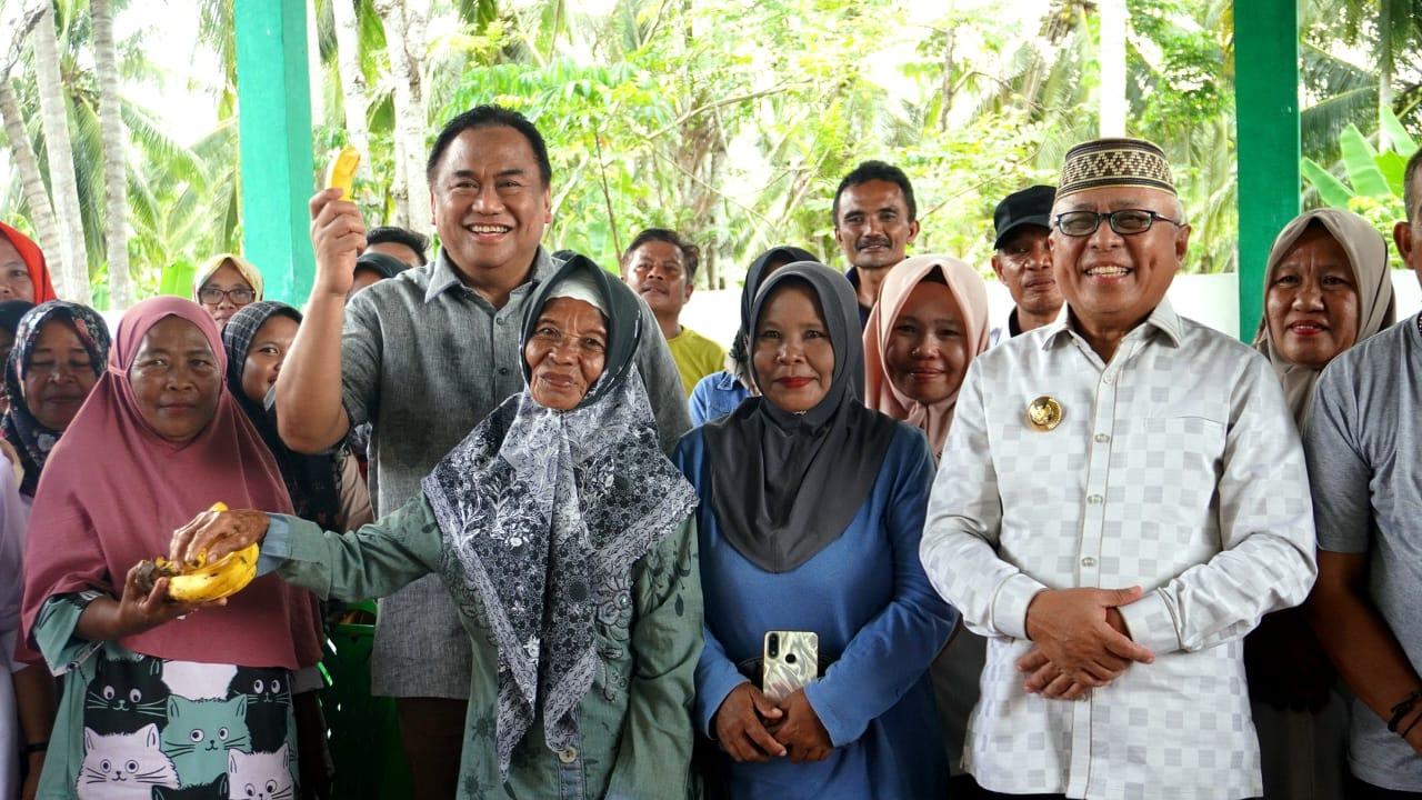 Rachmat-Gobel-dan-Bupati-Gorontalo-foto-bersama-sejumlah-warga.jpg