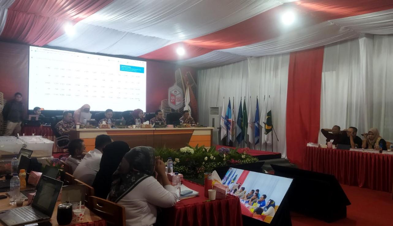Rapat-Pleno-rekapitulasi-surat-suara-level-Kabupaten-Bone-Bolango-Rabu-04122024.jpg