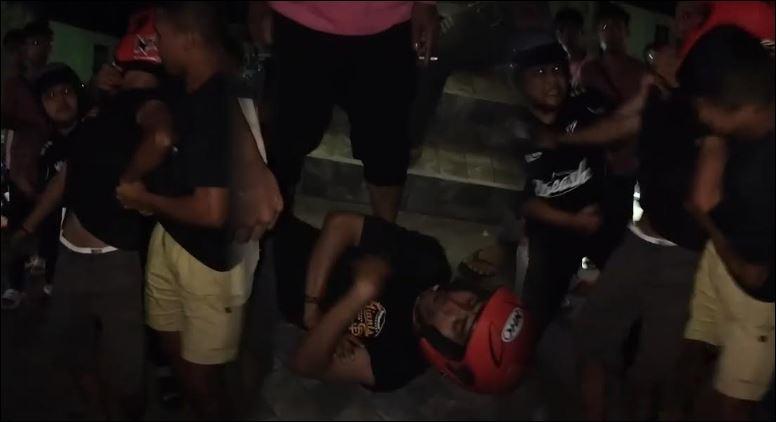 Rekaman-video-seorang-pemuda-dikeroyok-oleh-sejumlah-warga.jpg