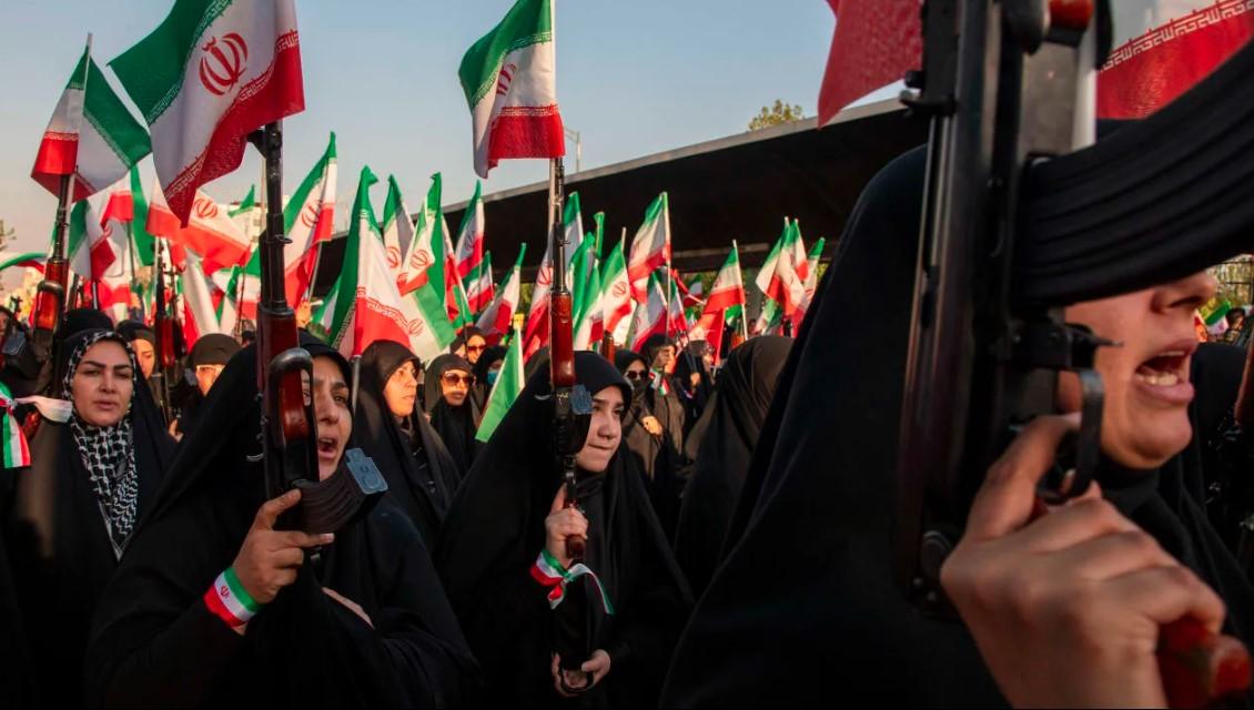 SENJATA-Para-wanita-memegang-senapan-dan-bendera.jpg