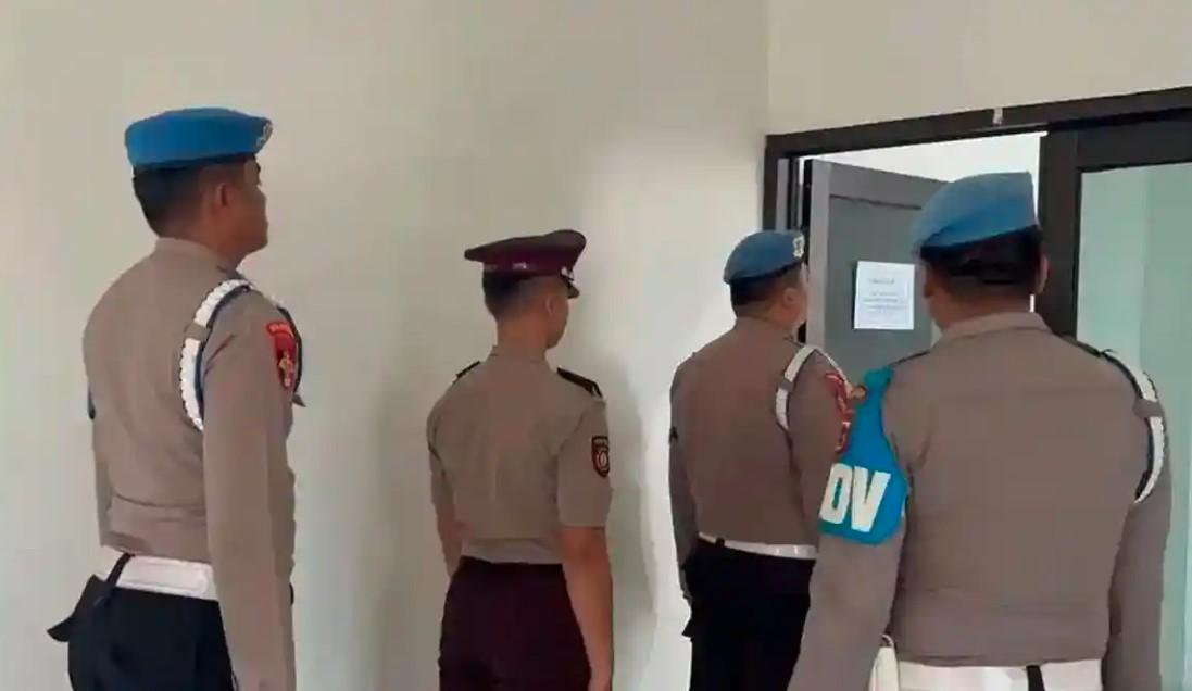 SIDANG-ETIK-Polisi-mengawal-oknum-polisi-yang-akan-menjalani-sidang-kode-etik.jpg