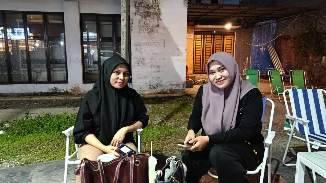 STREET-COFFEE-Dua-pengunjung-lapak-street-coffe-Panjaitan.jpg