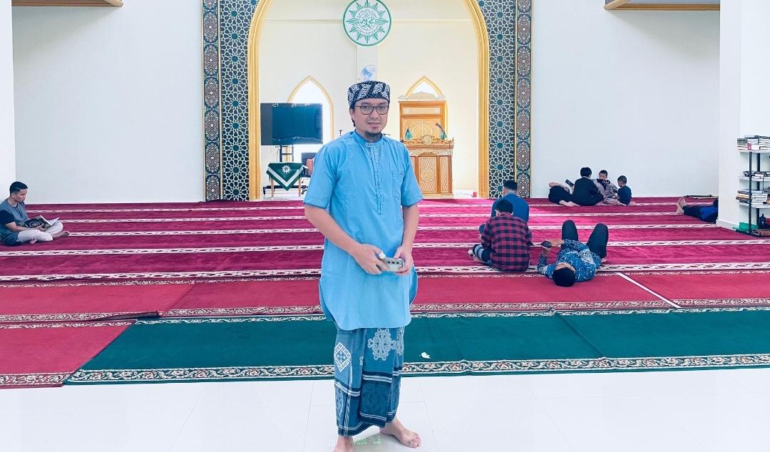 Sabarudin-Kamuli-Imam-Masjid-Al-Muqarabbin.jpg