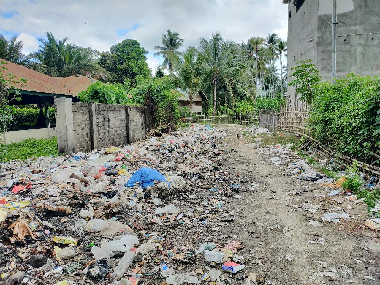 Sampah Berserakan di Jalan Desa Hungayonaa Boalemo Gorontalo