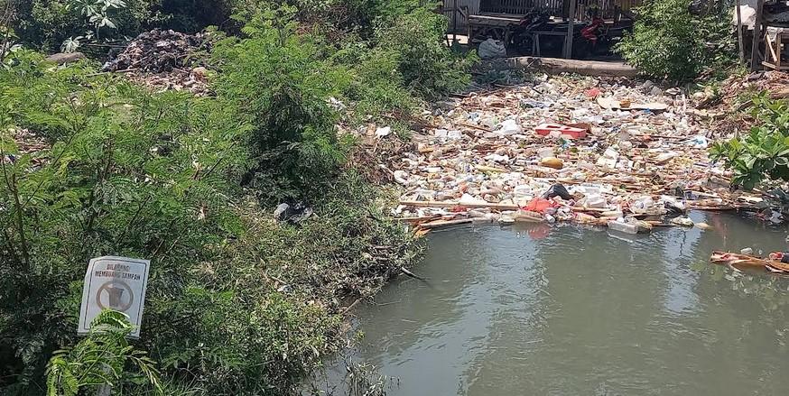 Sampah-berserakan-di-drainase-kawasan-pasar-Rabu-Kota-Gorontalo.jpg
