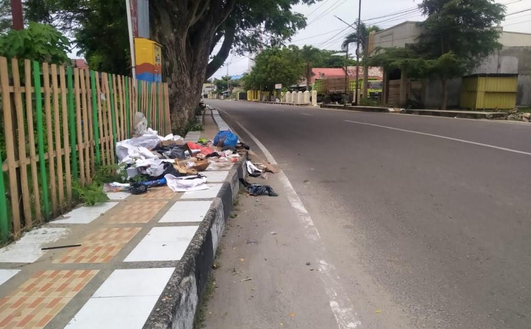 Sampah-di-Kabupaten-Pohuwato-jalan-menuju-wisata-Pohon-Cinta-Marisa.jpg