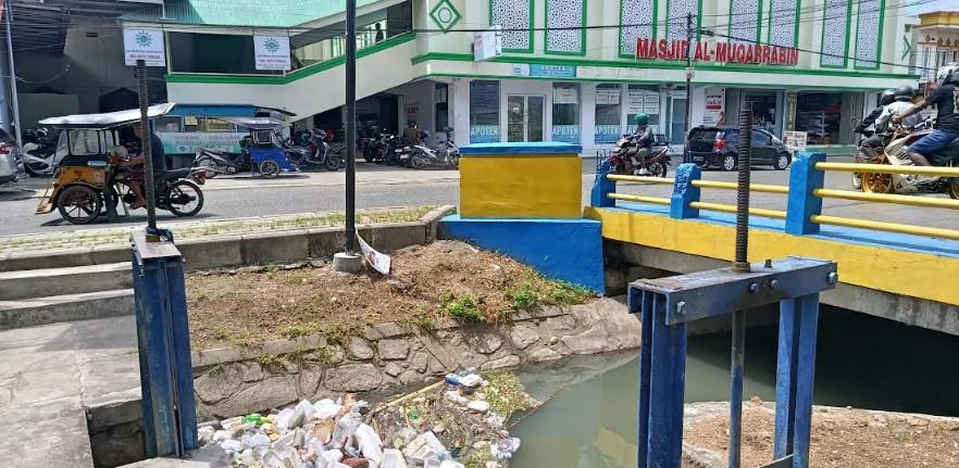 Sampah-menumpuk-di-saluran-air-pertigaan-antara-Jalan-Madura.jpg