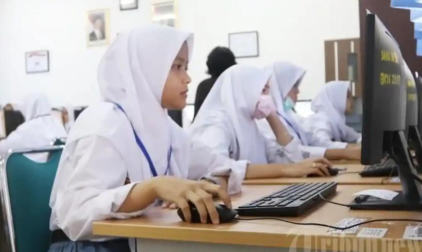 Sejumlah-siswa-mengikuti-UNBK-di-Sekolah-Mengengah-Kejuruan-Negri-50-Jakarta-Timur.jpg