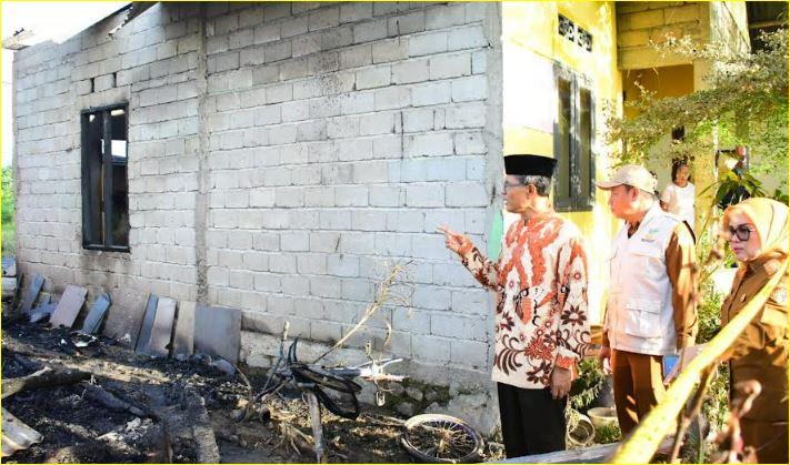 Sekda-Kota-Gorontalo-Ismail-Madjid-menyambangi-rumah-warga-Kecamatan-Kota-Timur-korban-kebakaran.jpg