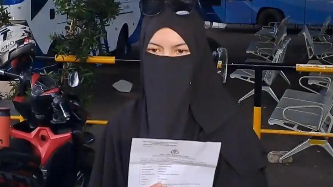 Selebgram-Wardatina-Mawa-menunjukkan-tanda-bukti-laporan-kepolisian.jpg