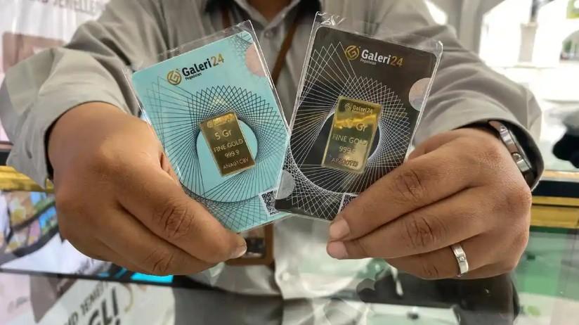 Seorang-karyawan-menunjukkan-emas-batangan-Galeri-24-ukuran-5-gram-dan-10-gram.jpg