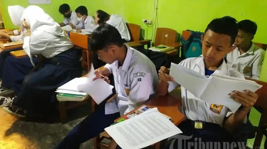 Siswa-SMP-PGRI-6-belajar-di-ruang-kelas-bekas-ruang-guru-di-SDN-205-Neglasari.jpg