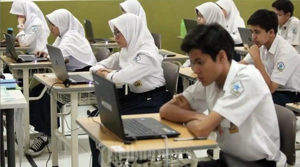 Siswa-mengerjakan-soal-Bahasa-Indonesia-lewat-komputer-saat-mengikuti-Ujian-Nasional.jpg