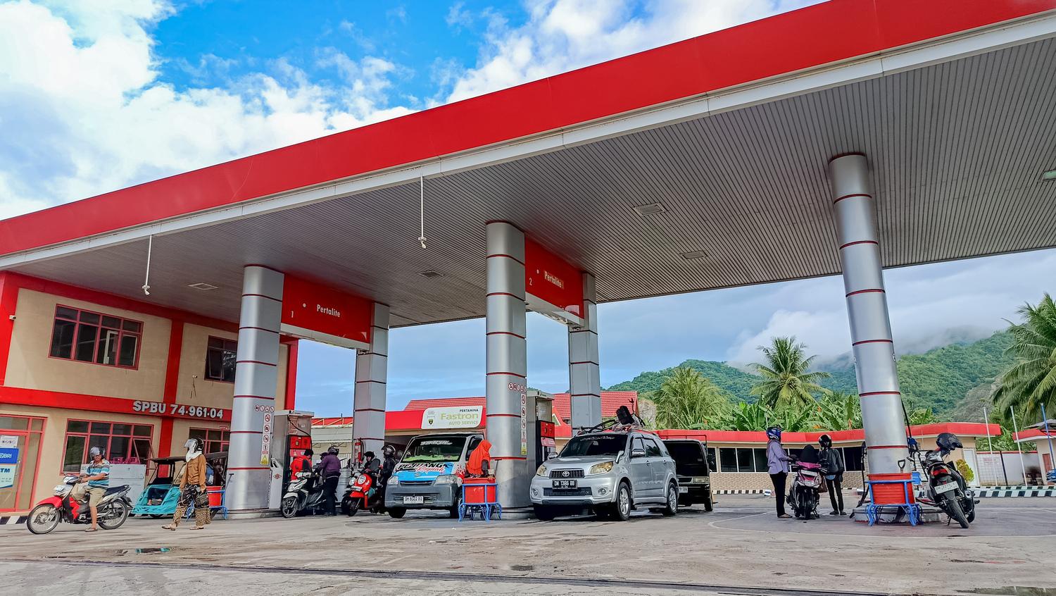 Suasana-antrean-BBM-di-SPBU-Eyato-Kota-Gorontalo.jpg