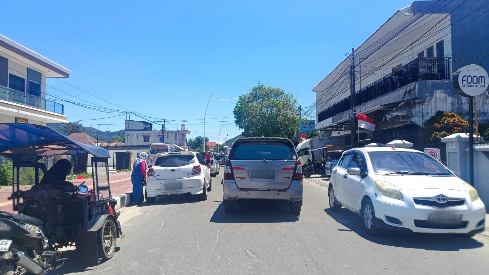 Warga Keluhkan Kendaraan Parkir Sembarangan di Jalan Cokroaminoto Gorontalo, Ada Mobil di Trotoar