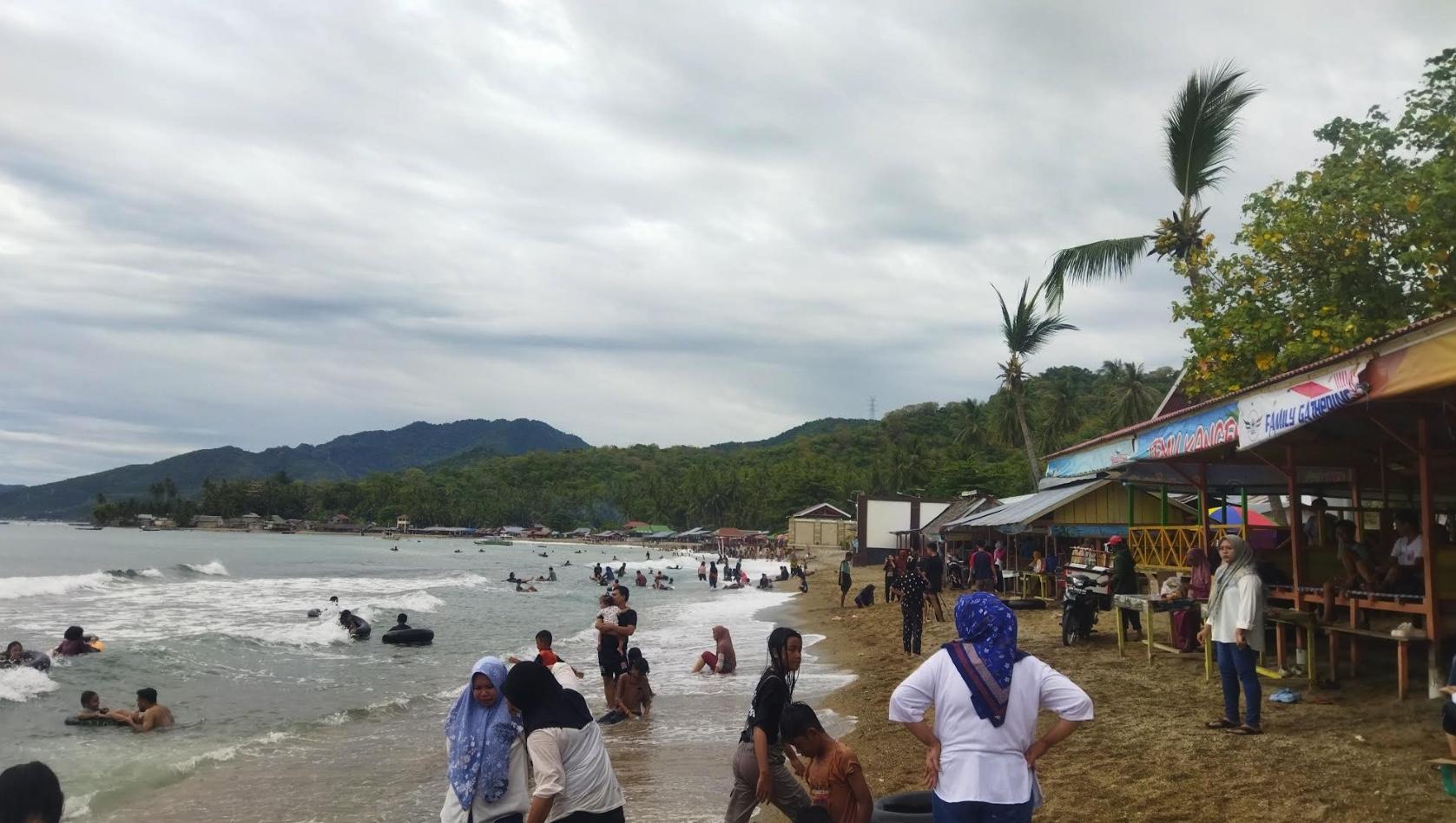 Suasana-pengunjung-di-Wisata-Pantai-Botutonuo-Gorontalo-Minggu-sore-22122024.jpg