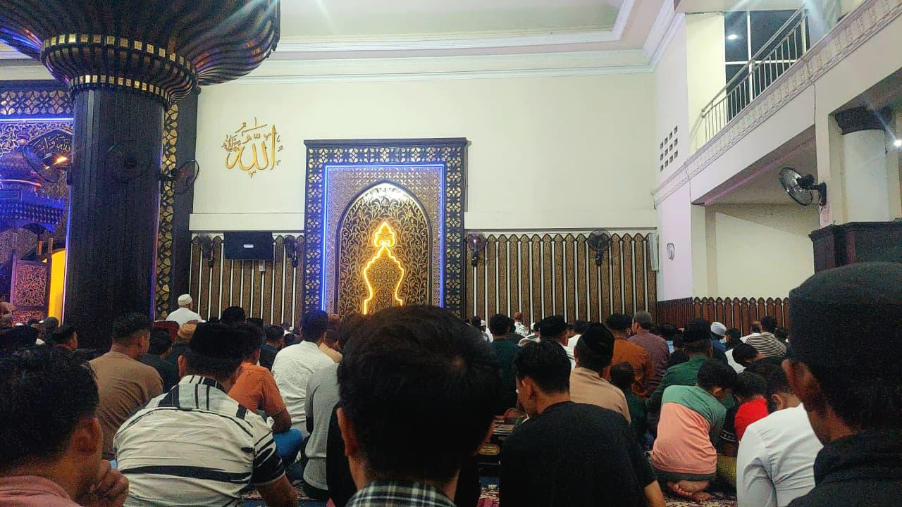Suasana-salat-isya-di-Masjid-Agung-Baiturrahman-Limboto.jpg