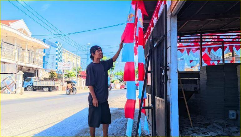 Surya-penjual-bendera-di-bahu-jalan-Achmad-A-Wahab.jpg