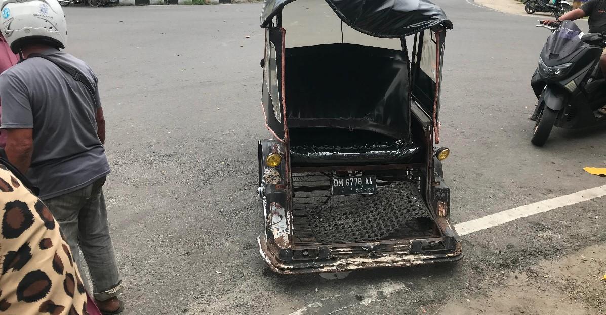 TABRAKAN-Kondisi-bentor-tabrakan-dengan-mobil-MPV.jpg
