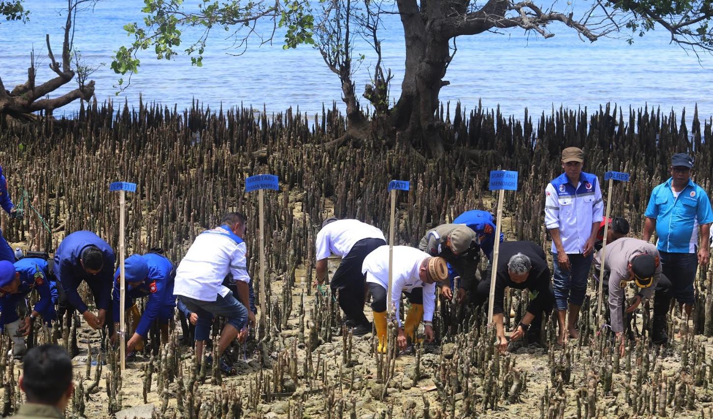 TANAM-MAGROVE-Bupati-Bone-Bolango-Provinsi-Gorontalo-Ismet-Mile.jpg