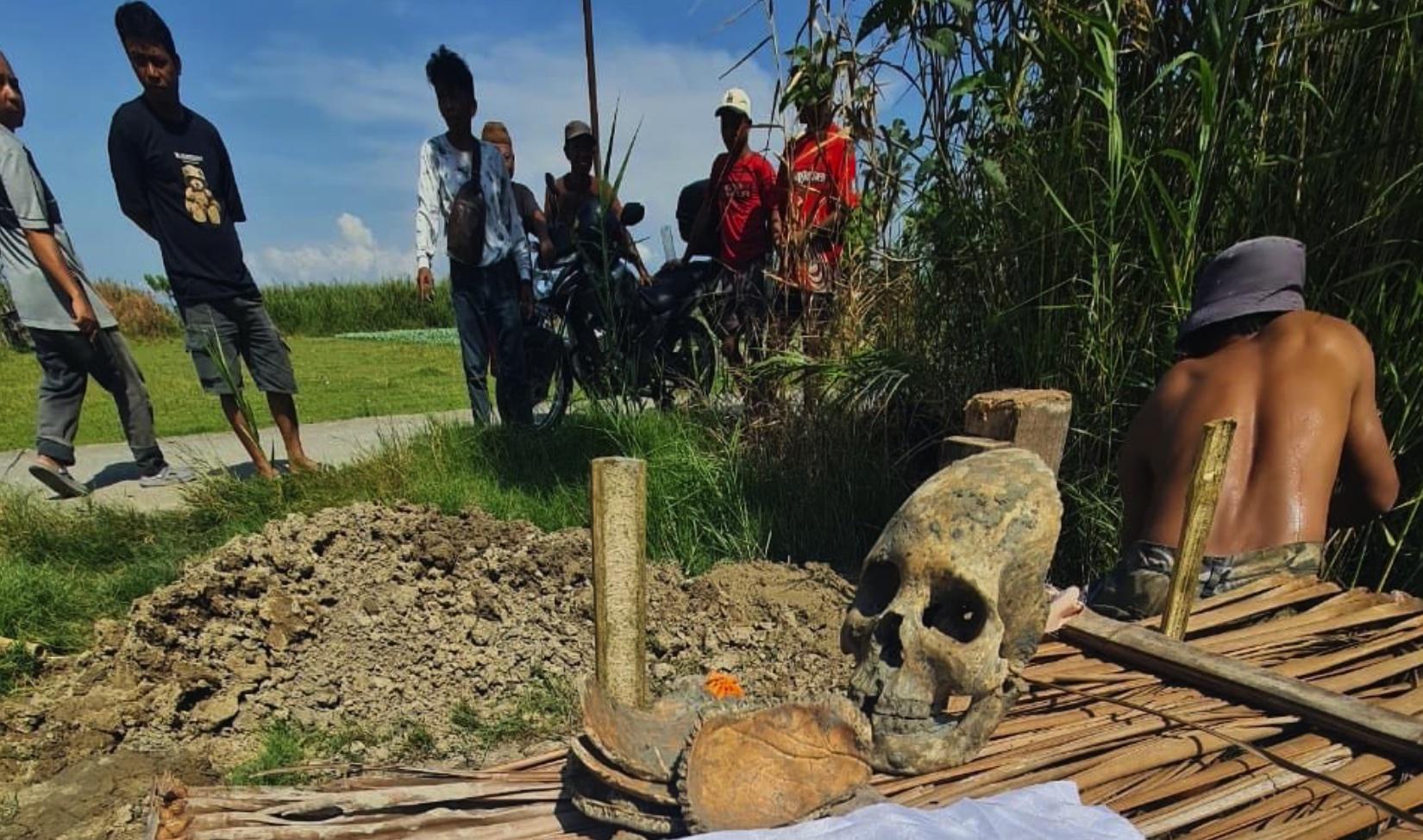 TENGKORAK-Warga-menyaksikan-tengkorak-manusia-ditemukan.jpg