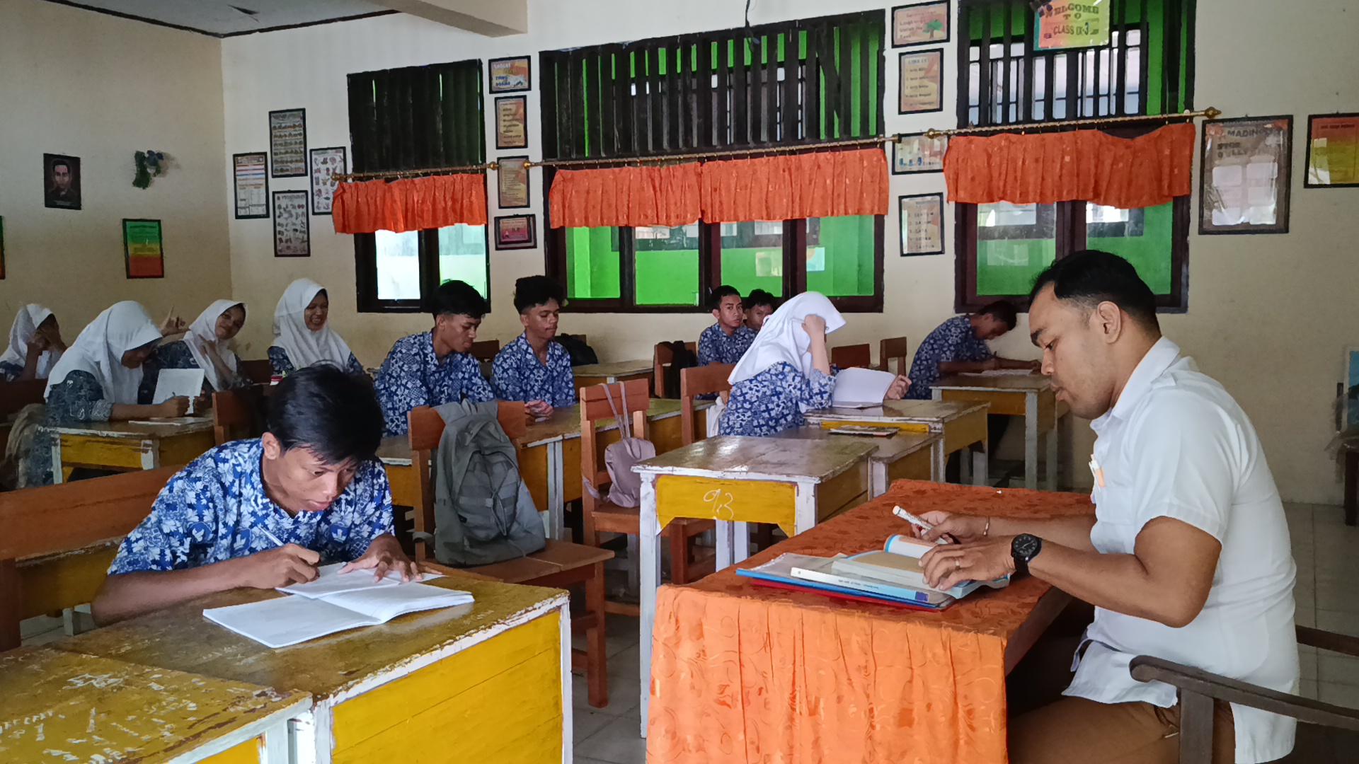 TKA-TINGKAT-SMP-Suasana-pembelajaran-dan-foto-kepsek-di-SMPN-2-Kota-Gorontalo.jpg