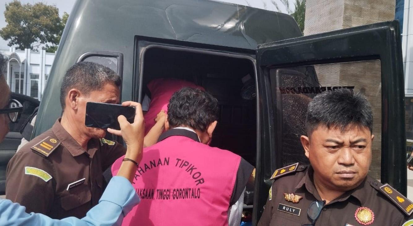 Tersangka-korupsi-proyek-Kanal-Tanggidaa-Gorontalo-masuk-ke-mobil-tahanan.jpg