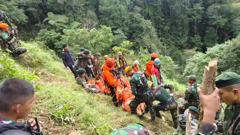 Tim-SAR-gabungan-mengamankan-kantung-jenazah-korban.jpg