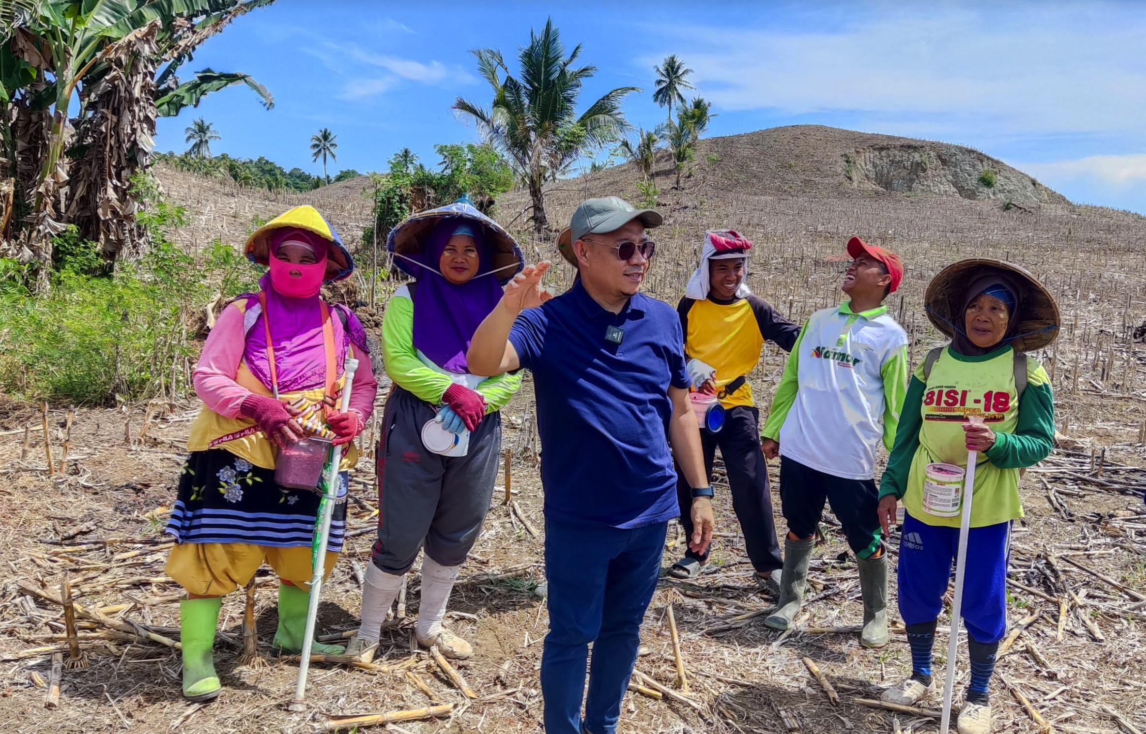 Wahyudin-Lihawa-calon-bupati-Boalemo-bersama-petani-di-Desa-Kotaraja-Jumat-04102024.jpg