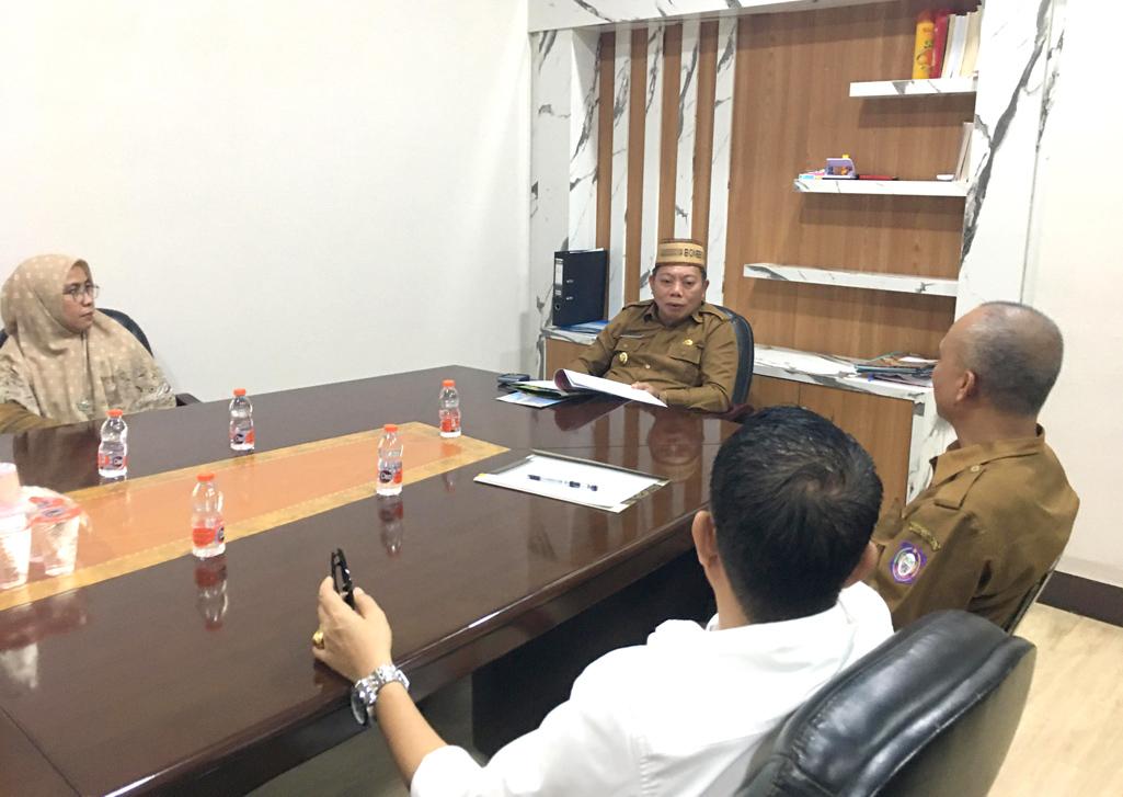 Wakil-Bupati-Risman-Tolingguhu-saat-menerima-audiensi-Kepala-SMA-Negeri-1-Kabila.jpg
