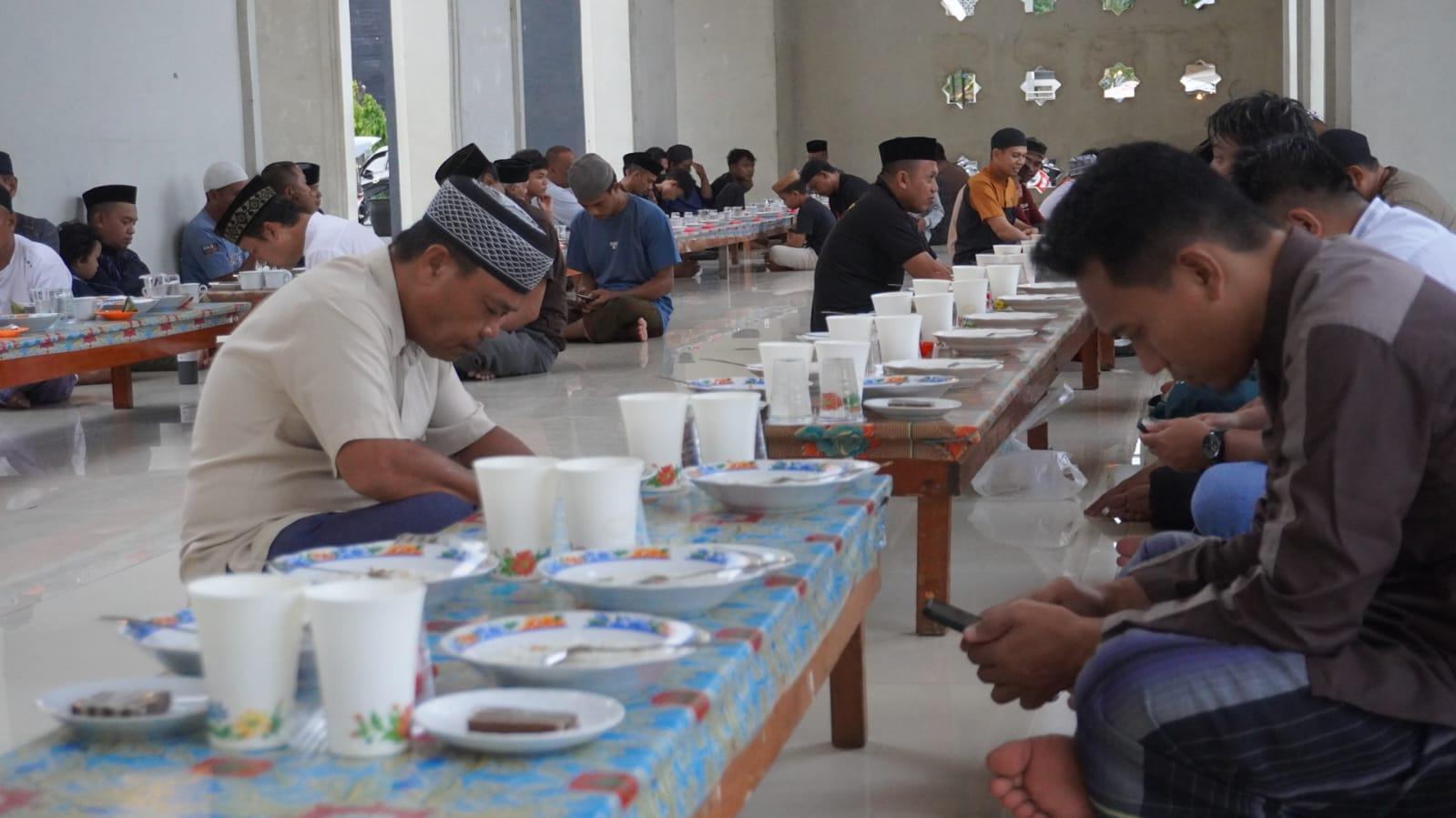Waktu-berbuka-puasa-di-Masjid-Agung-Baiturrahman-Limboto.jpg
