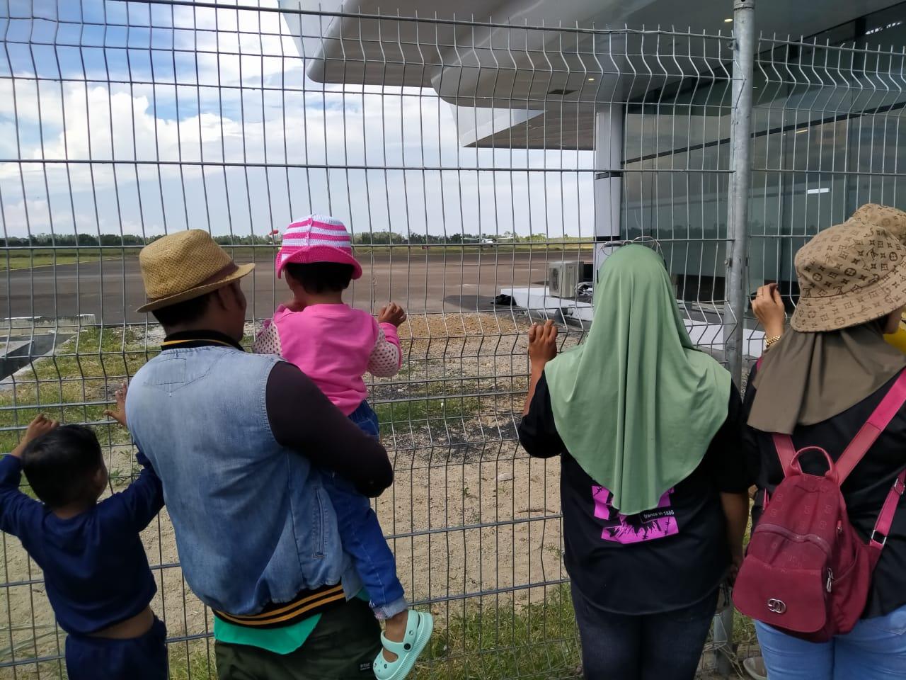 Dari Balik Pagar, Warga Pohuwato Antusias Lihat Pesawat Landing di Bandara Panua Gorontalo
