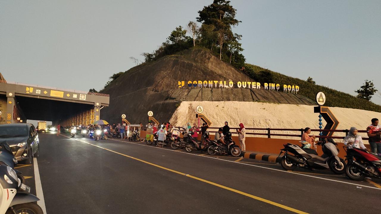 Warga-padati-terowongan-di-Gorontalo-Outer-Ring-Road-dddd.jpg