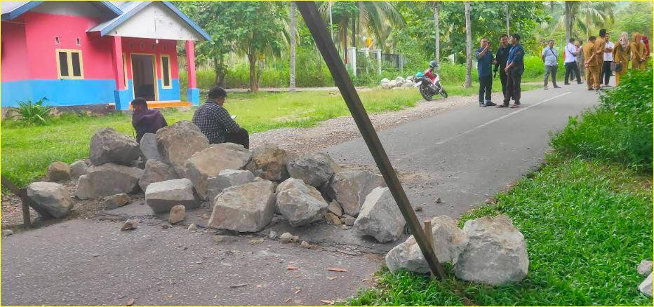 Warga-yang-diduga-pemilik-lahan-memblokade-jalan-menuju-kantor-pemerintahan-Bone-Bolango.jpg