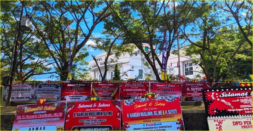 atusan-karangan-bunga-menghiasi-kantor-DPRD-Provinsi-Gorontalo.jpg