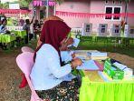 Anggota-KPPS-di-Desa-Pilohayanga-Barat-Kabupaten-Gorontalo-mengenakan-kebaya.jpg