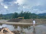 BANJIR-GORONTALO-UTARA-Satu-alat-berat-beroperasi-di-sungai-Desa-Didingga.jpg