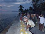 Buka-puasa-di-pesisir-pantai-pentadu.jpg