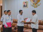 Bupati-Boalemo-Rum-Pagau-saat-menyerahkan-SK.jpg
