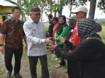 Bupati-Gorontalo-Sofyan-Puhi-menyalami-warga.jpg