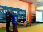 Bupati-Gorontalo-Sofyan-Puhi-saat-memberikan-sambutan-dalam-agenda-Bussines-Talk-di-Ballroom.jpg